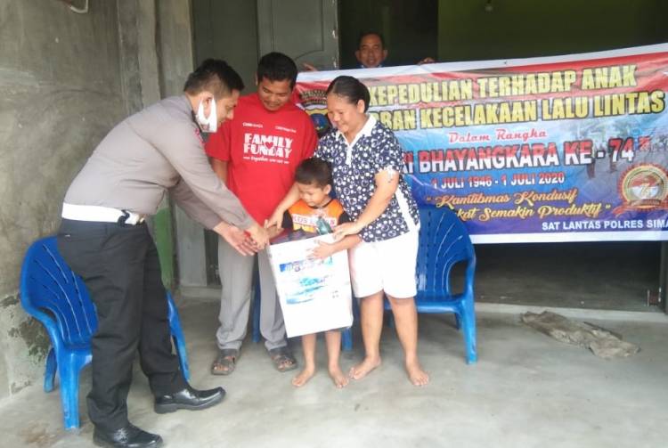 Anak-anak Korban Lalu Lintas di Simalungun Dapat Bantuan di HUT Bhayangkara  
