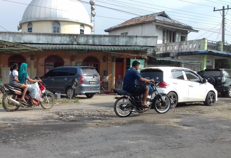 Persis Depan Masjid, Jalan Provinsi Menuju Wisata Bukit Lawang Rusak Parah