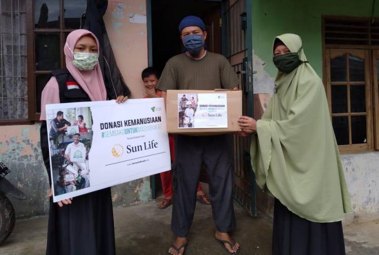 Sun Life & Dompet Dhuafa Waspada Berbagi Sembako di 3 Kecamatan Kota Medan