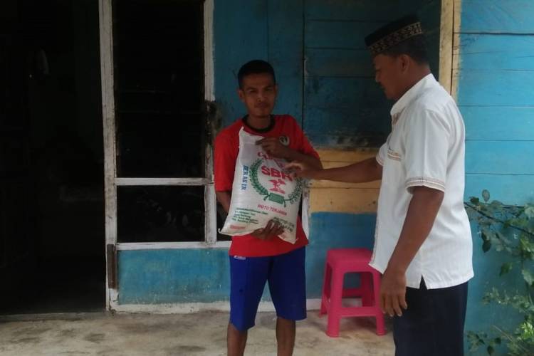 Merasa Tak Layak Menerima, Jasmin Salurkan BST ke 10 Warga