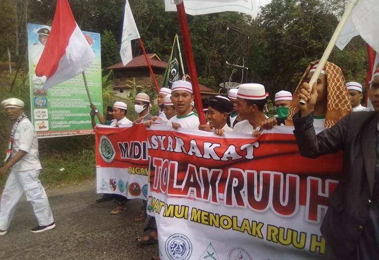 Demo Gayang Komunis, Massa dan Ketua DPRD Madina Bakar Bendera Replika PKI