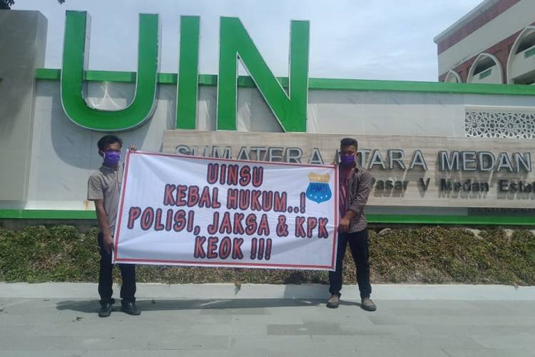 Spanduk "UINSU Kebal Hukum...! Polisi, Jaksa & KPK Keok !!! Dibentang Depan Kampus