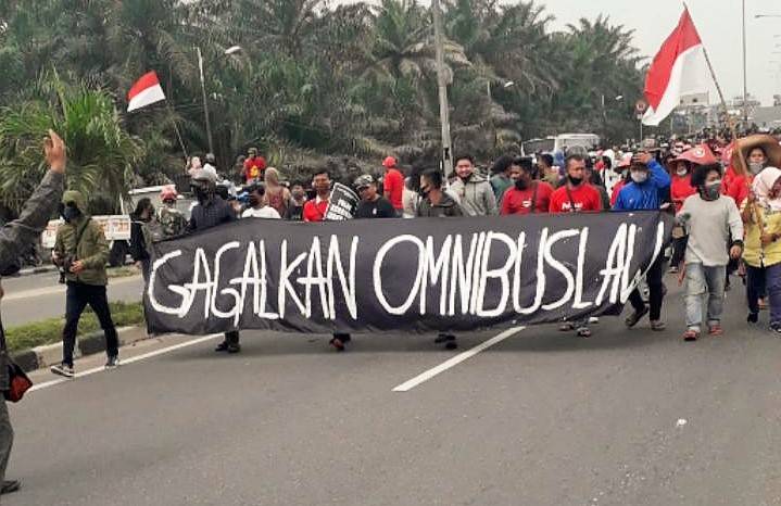 Massa Blokir Fly Over Amplas Medan Tolak Omnibus Law RUU Cipta Karya