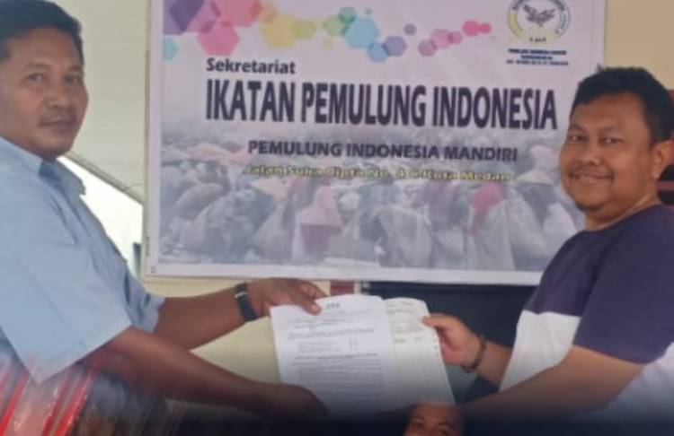 Nestle Gandeng IPI Sumut Salurkan Bantuan ke Pemulung