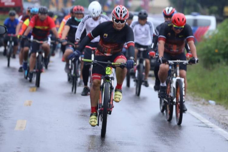 Martuani Akhiri Kunker di Tobasa Dengan Gowes Balik ke Inalum