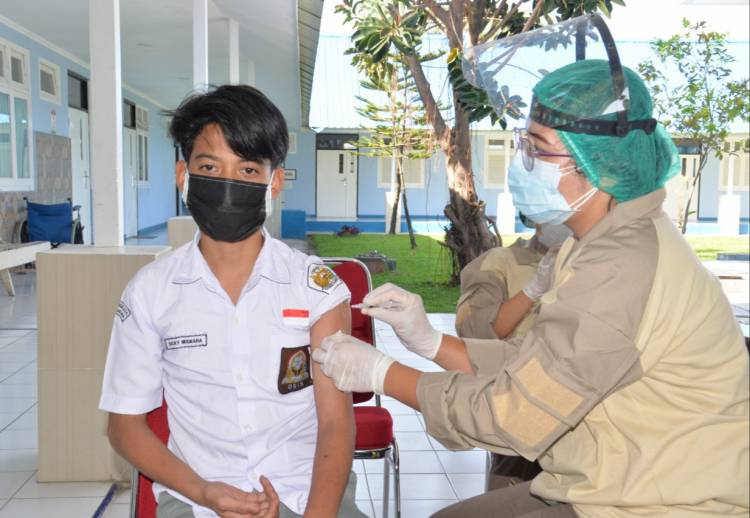 Siswa Sekolah Angkasa Lanud Soewondo dan Masyarakat Umum Ikuti Vaksinasi