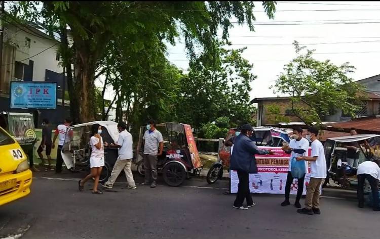 Relawan Turun ke Jalan Bagi Nasi Bungkus dan Masker Untuk Warga Kota Medan