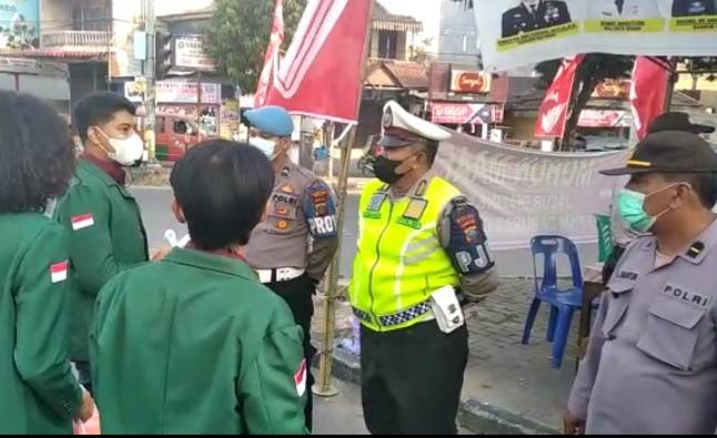 BEM USU Bagikan Ratusan Paket Vitamin ke Petugas PPKM Kota Medan