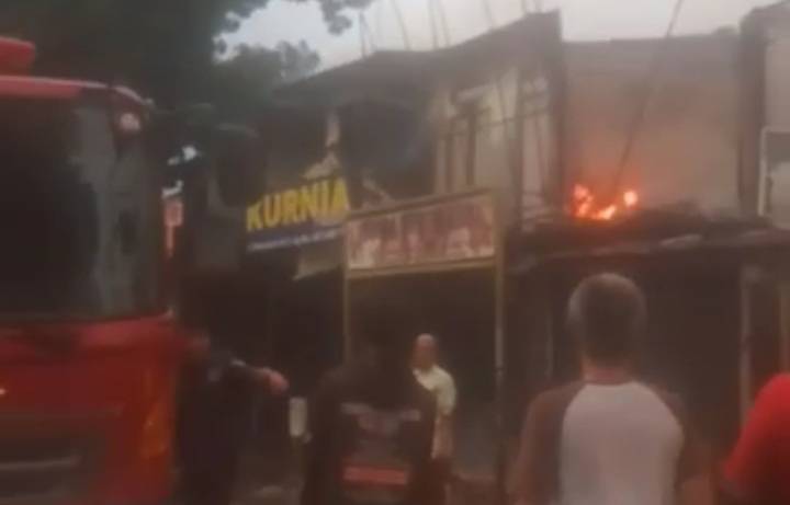 Pagi-pagi, 10 Ruko Terbakar di Jalan Mahkamah Medan