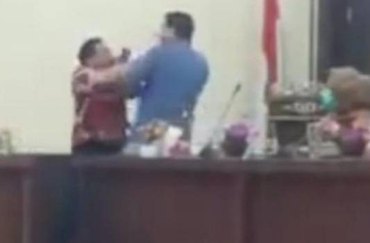 Buat Malu! 2 Anggota DPRD Labusel Betumbuk Gara-gara CSR