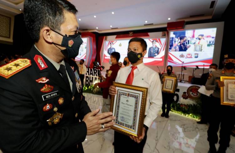 HUT Bhayangkara: AKBP Oki dan Kompol Daniel Dapat Penghargaan