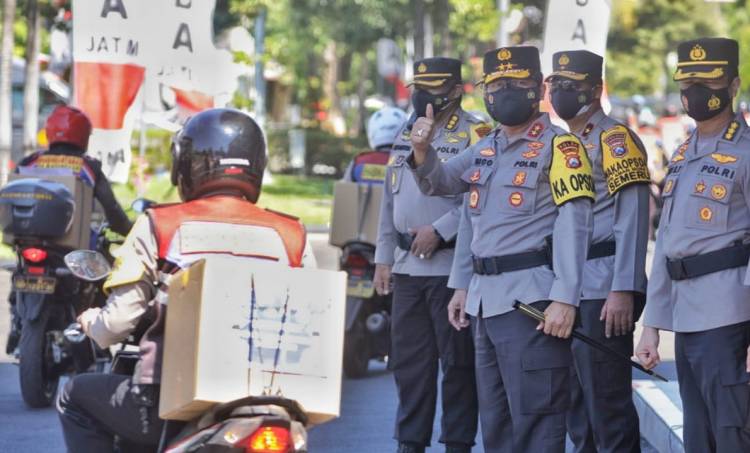 Polisi Door to Door Bagi Daging Kurban ke Masyarakat Terdampak PPKM