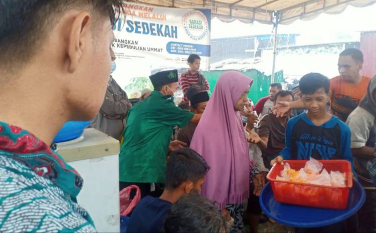 GP Ansor "Jumat Berkah" Berbagi Nasi Bungkus di Medan Amplas