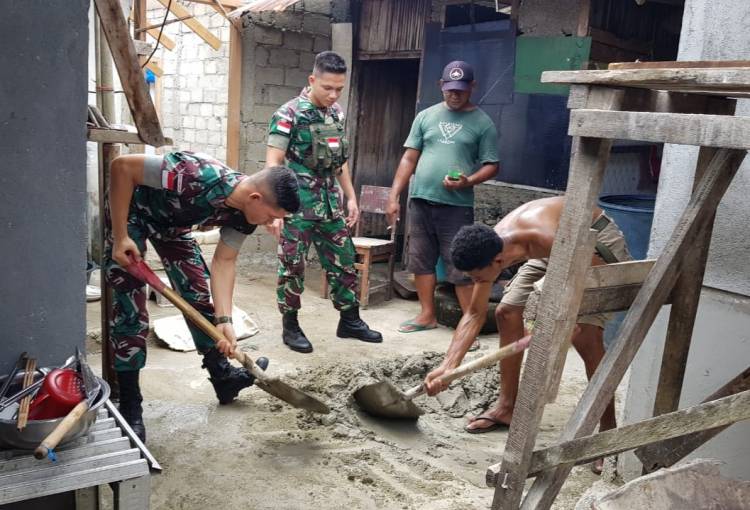 Satgas Kodim Maluku Batalyon Arhanud 11/WBY Pos Ramil Negeri Lima Renovasi Rumah Warga
