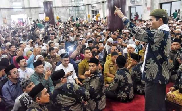 Ceramah: UAS Ingatkan Sedekah di Masjid Agung Medan