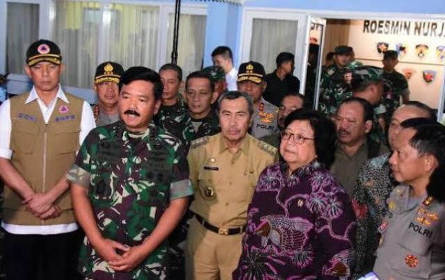 TNI Lakukan Water Boombing Padamkan Kebakaran Hutan Riau