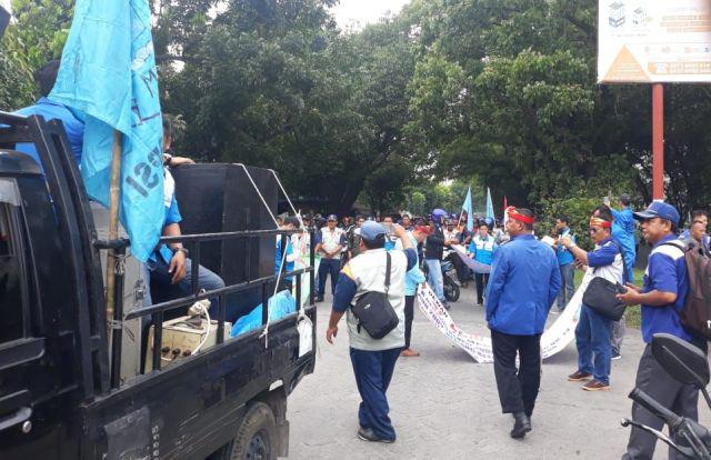 Buruh Demo Walikota dan DPRD Medan Pertanyakan Kantor DPC KSPSI