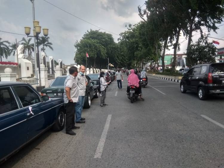 Rayakan HUT RI ke 75, MBC Medan Berbagi Masker Depan Makam Pahlawan