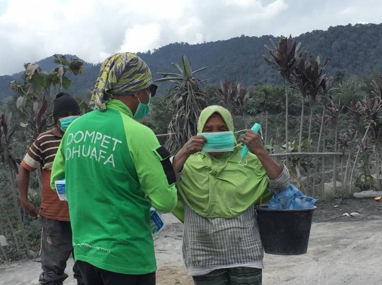 Warga Terdampak Erupsi Sinabung Terima Bantuan Ribuan Masker 