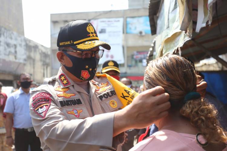 Kapolda Sumut Bagi-bagi Masker Merah Putih