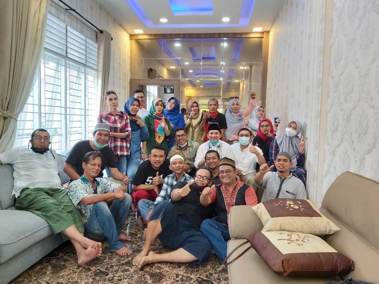 Lokot Nasution Bagi Paket Kurban ke IKA 94 SMPN 11/13 Medan