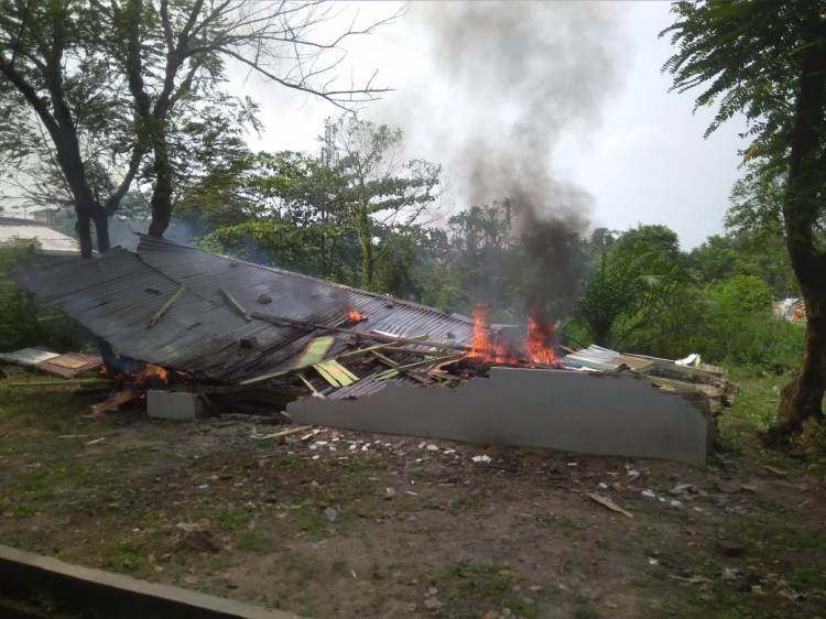 Warga Bongkar dan Bakar Kafe Plus Depan CBD Polonia