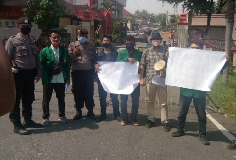 Mahasiswa UINSU Demo Polda Sumut Desak Tangkap Rektor