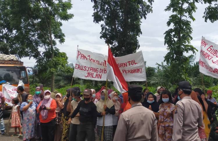 Jalan Provinsi Sumut ke Objek Wisata Bukit Lawang Diblokir Warga