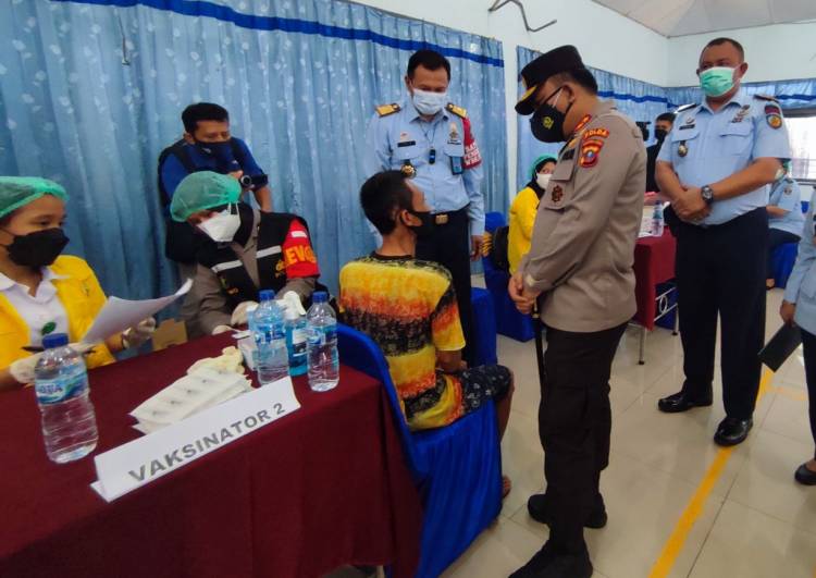 Irjen Panca Saksikan Vaksinasi Warga Binaan di Rutan Medan