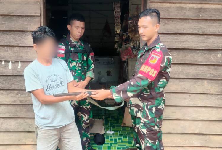 Anggota TNI Amankan Senjata Api Rakitan di Perbatasan RI-Malaysia