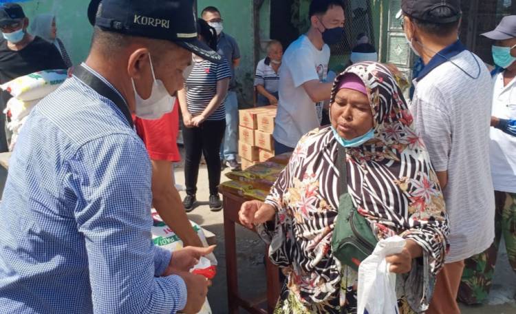 KTH Bakti Nyata Salurkan Bansos Sumbangan Rotary Club Medan Deli ke Warga Tanjung Rejo