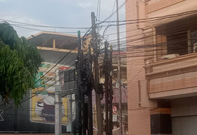 Kabel Listrik dan Telkom Bikin Tambah Jelek Wajah Kota Medan