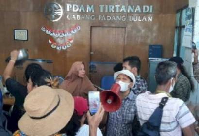 Akibat Buruknya Layanan, Ratusan Warga Simalingkar Demo Kantor PDAM Tirtanadi