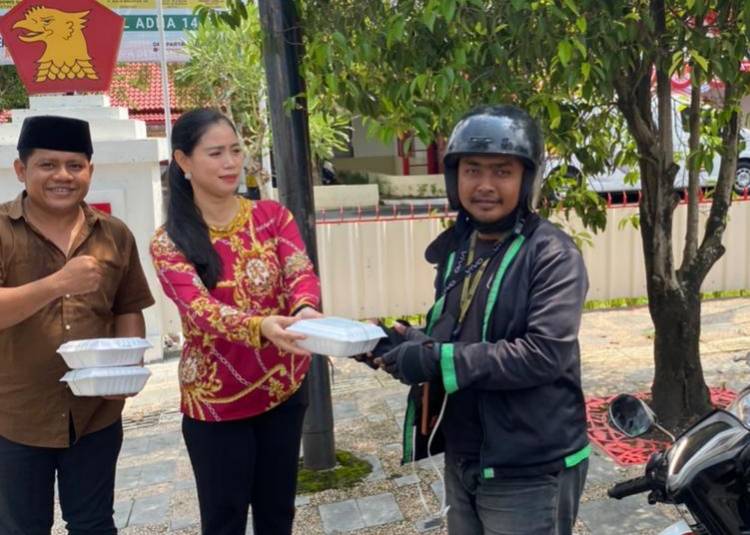 Bendahara Gerindra Sumut dan GMD Berbagi Nasi 'Jumat Berkah' Kepada Pengguna Jalan