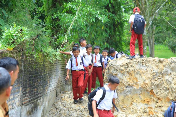 Bupati Labura Marah, Penutupan Jalan ke SDN 112286 Kembali Dibuka
