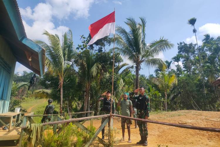 HUT RI ke-77, Satgas Yonif 126/KC Kibarkan Bensera Merah Putih di Rumah Warga Perbatasan Papua