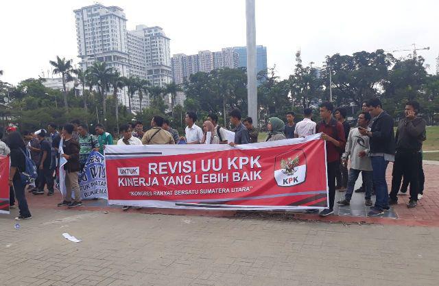 Aksi Depan Kantor DPRD Sumut, Kongres Rakyat Bersatu Dukung RUU KPK