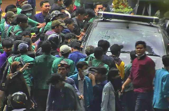 Demo Tolak UU Kontroversial di Medan Ricuh, 6 Mobil Polisi Rusak, Mahasiswa Dipukuli