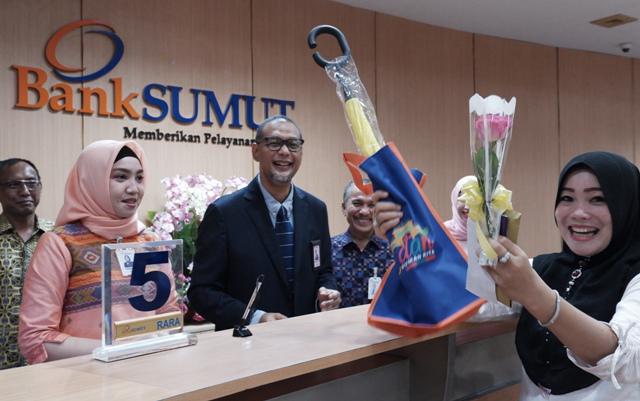 Hari Pelanggan Nasional, Dirut Bank Sumut Turun Langsung Layani Nasabah
