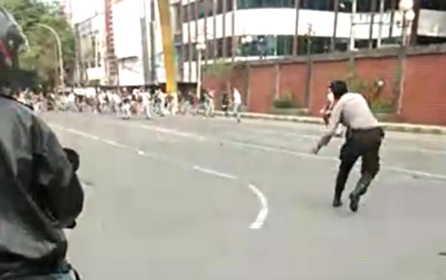 Polisi dan Anak STM Tawuran di Medan Jadi Tontonan