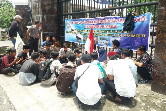 Tidak Puas Dengan Penjelasan, Massa Kompak Madina Goyang Pagar Kantor Kejatisu