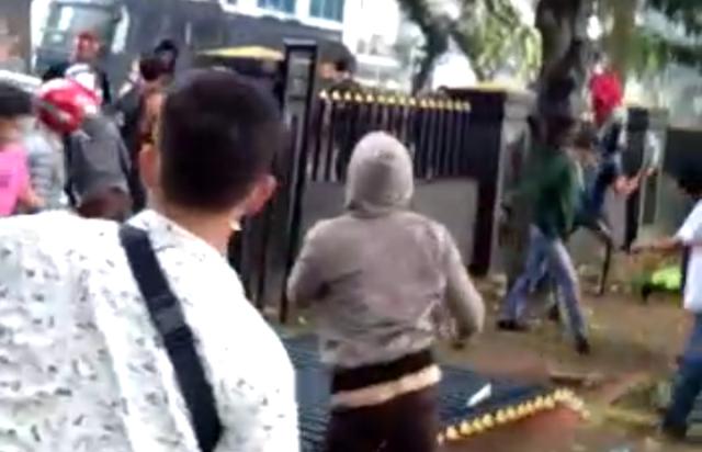 Polisi Vs Mahasiswa & Anak STM: Pagar Lapangan Benteng Medan Jebol