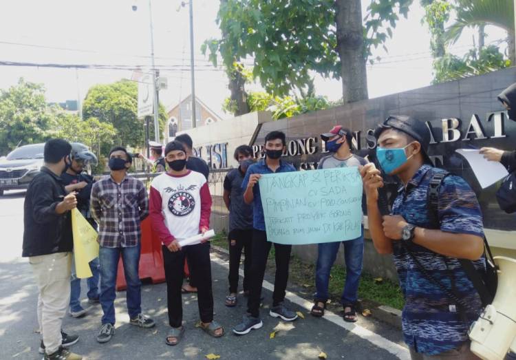 KMPSU Demo Minta Polda Sumut Usut Proyek Gorong-gorong di Palas