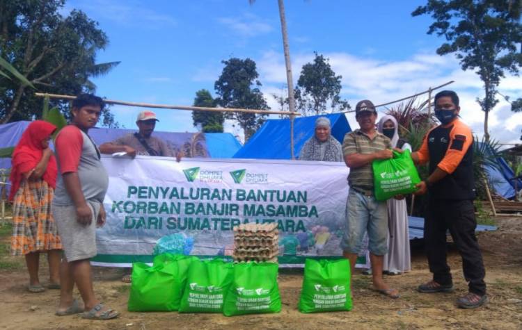 Dompet Dhuafa Waspada Salurkan Sembako ke 100 Pengungsi Banjir Luwu Utara
