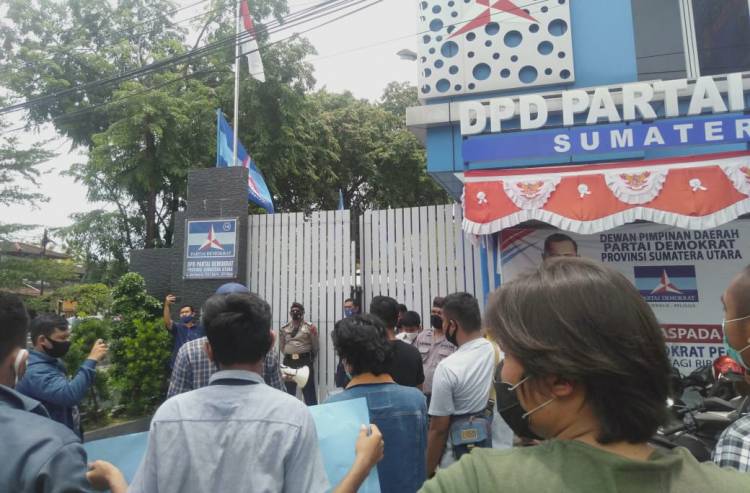 Massa Demo Kantor Demokrat Sumut