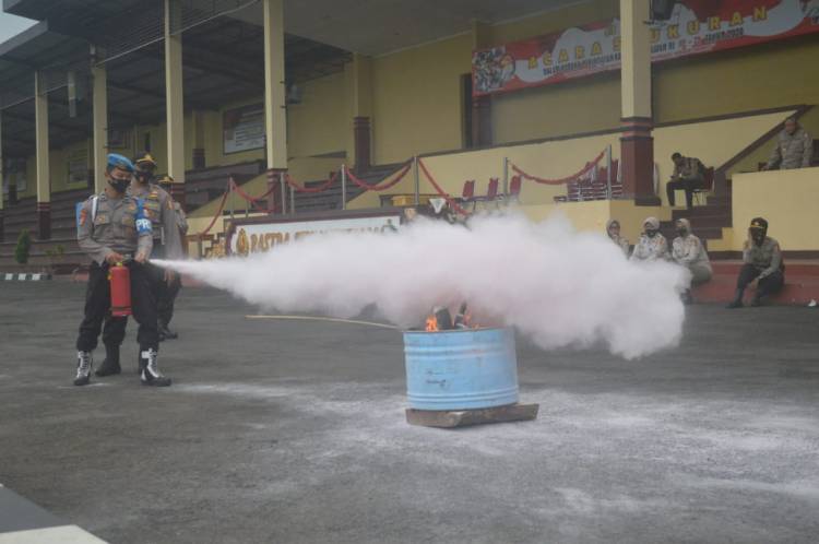 Personil Setukpa Lemdiklat Polri Latihan APAR Antisipasi Kebakaran Gedung