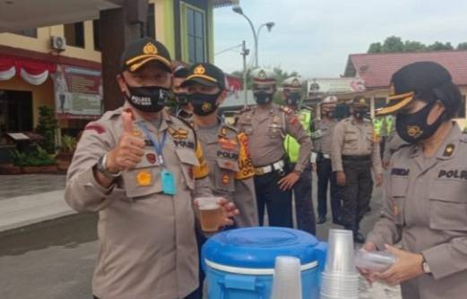 Kapolres Batubara Bagi Minum Herbal Antivirus Corona ke Anggota