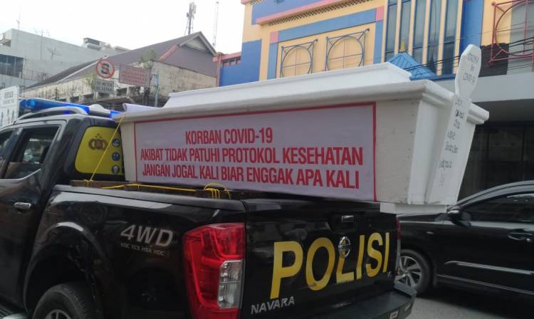 Polisi Bawa Peti Mati ke Terminal Sambu Medan