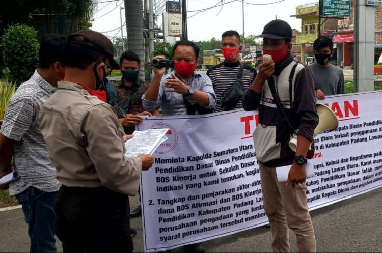 Massa Demo Polda Sumut Desak Periksa Kadis dan Kabid Dinas Pendidikan Palas