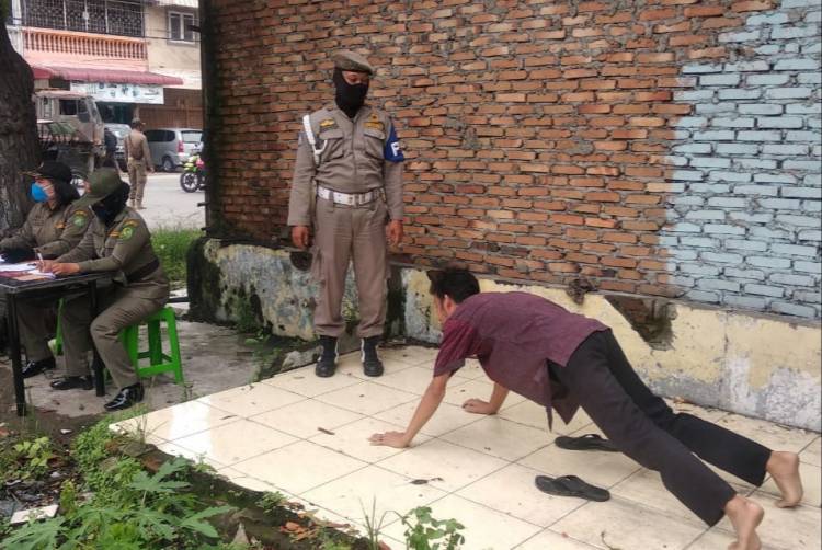 Belasan Warga Terjaring Razia Masker Dihukum Push Up dan Sita KTP